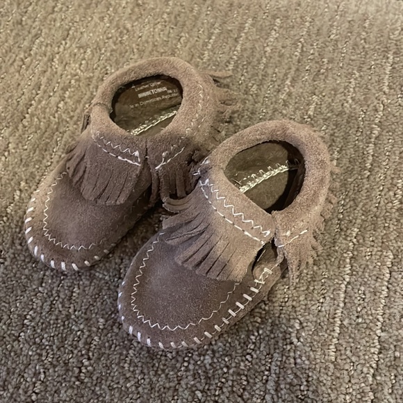 NWOT - Toddler Minnetonka Gray Moccasin- Size 4 - Picture 6 of 7